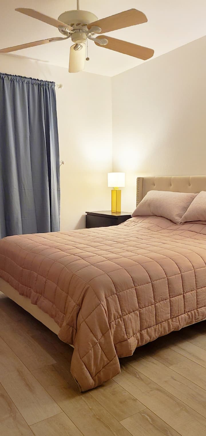 Primer dormitorio principal con cama tamaño king