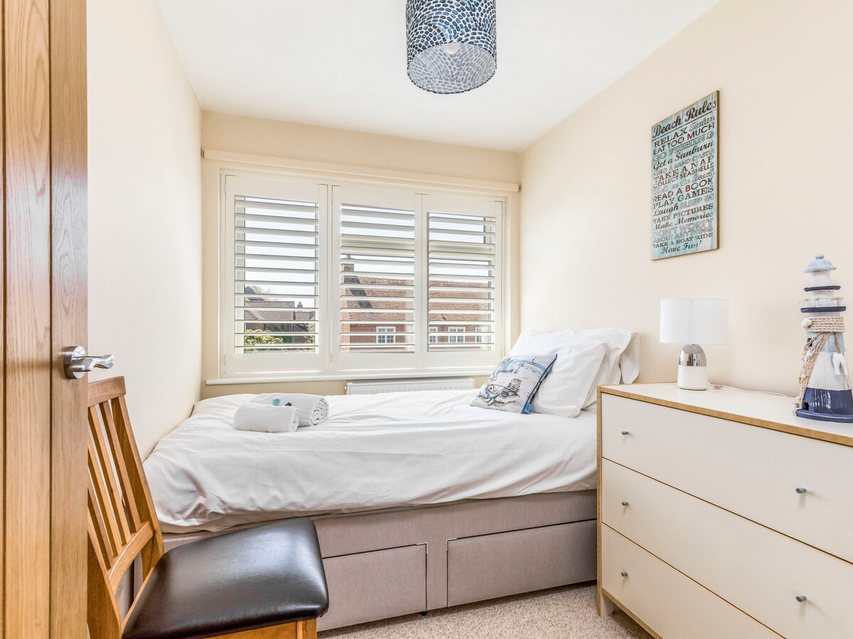 تقع غرفة النوم الفردية هذه الموجودة أمام المنزل بجوار غرفة النوم الرئيسية