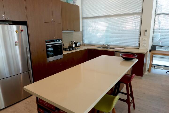 Elwood Glasshouse Luxury 2 Bedroom Apartment gallery image 5