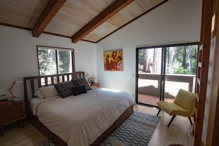 Primary Bedroom ( King Bed)