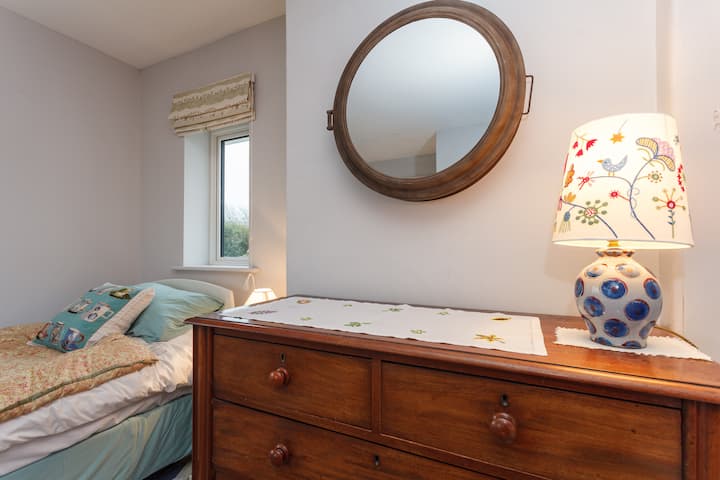 El segundo dormitorio tiene dos camas individuales.