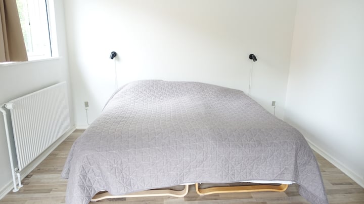 Hauptschlafzimmer mit schönen hochwertigen Matratzen. Auswahl an Doppelmatratzen oder zwei Einzelmatratzen und Einzelbetten. Es steht dir ein großer Schrank zur Verfügung.