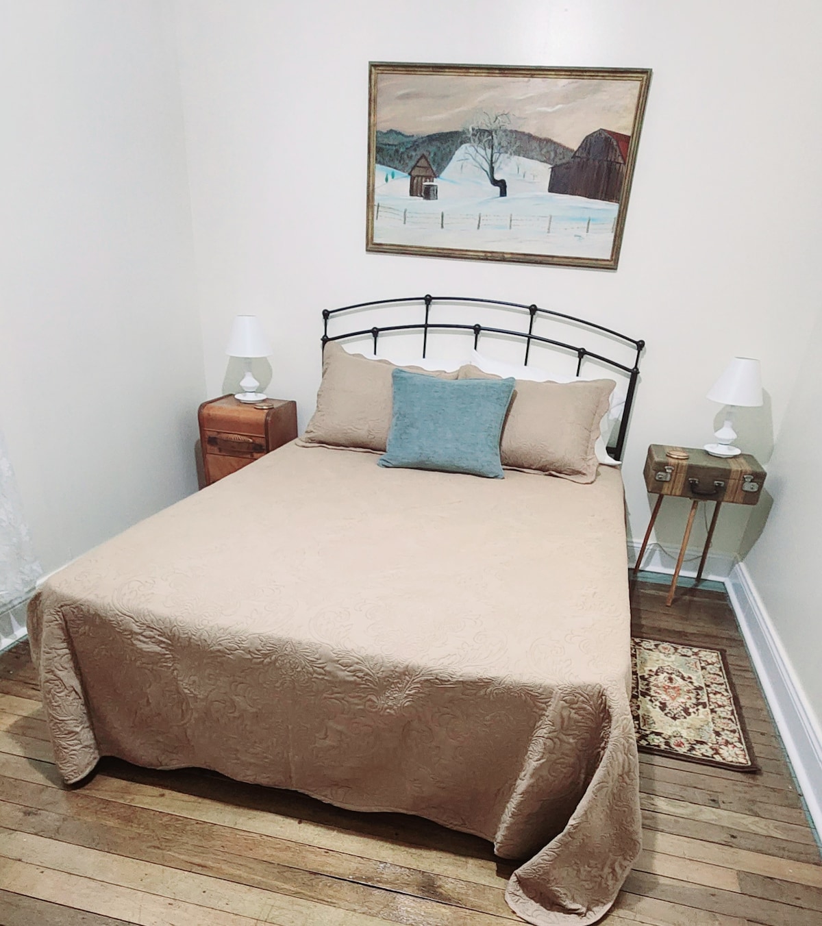 ห้องนอน #2 พร้อมเตียงควีนไซส์และโต๊ะกระเป๋าเดินทางสไตล์วินเทจที่ไม่เหมือนใคร