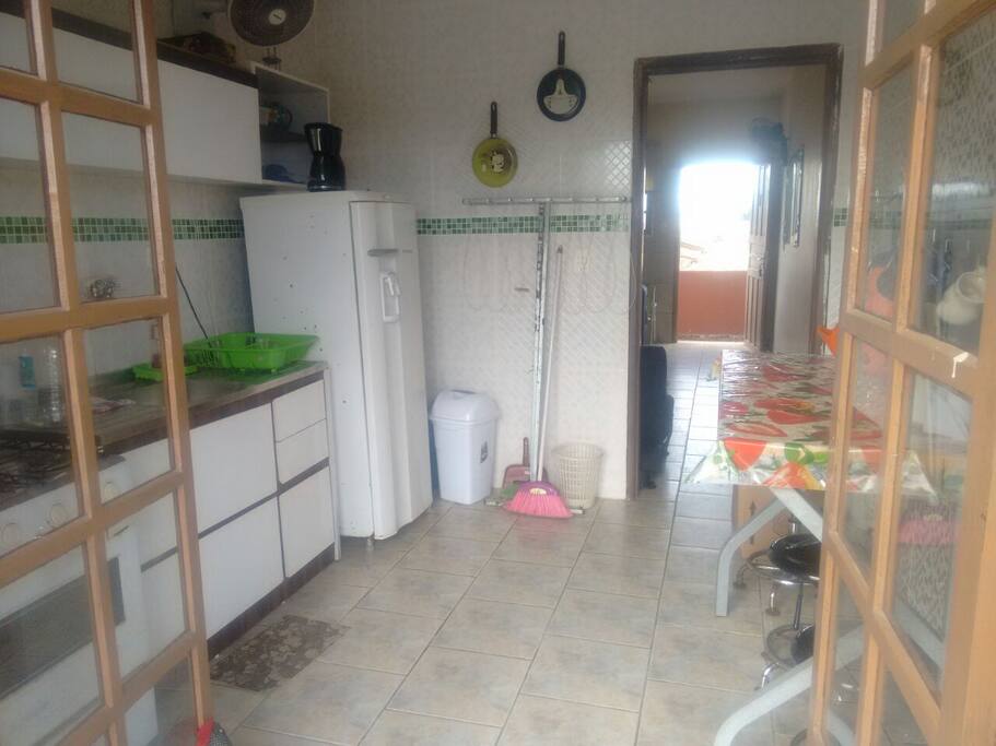 Cozinha completa prática e com acesso a churrasqueira