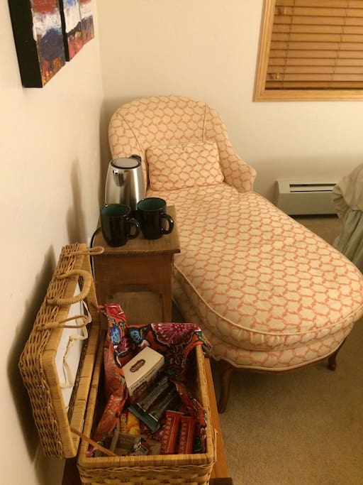Snacks, hot water & tea station in room