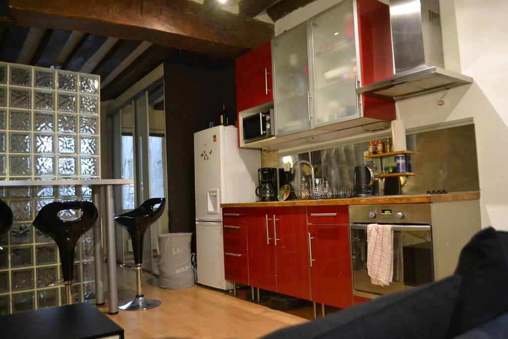 Belle cuisine équipée (Micro-onde, four, frigo, cafetière,..)
