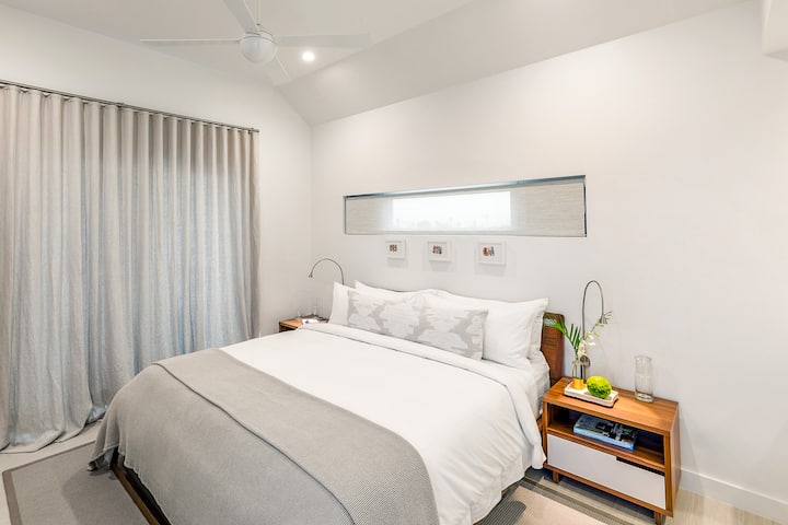 Spavaća soba na drugom spratu sa spojenim kupatilom i tuš kabinom