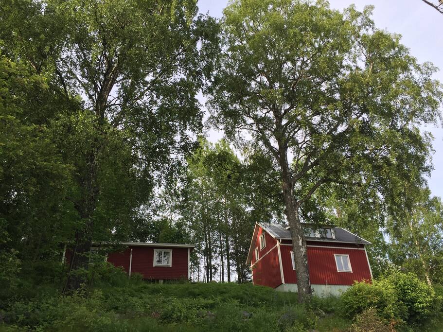 Huset sett från parkeringen.
The house seen from the parking.