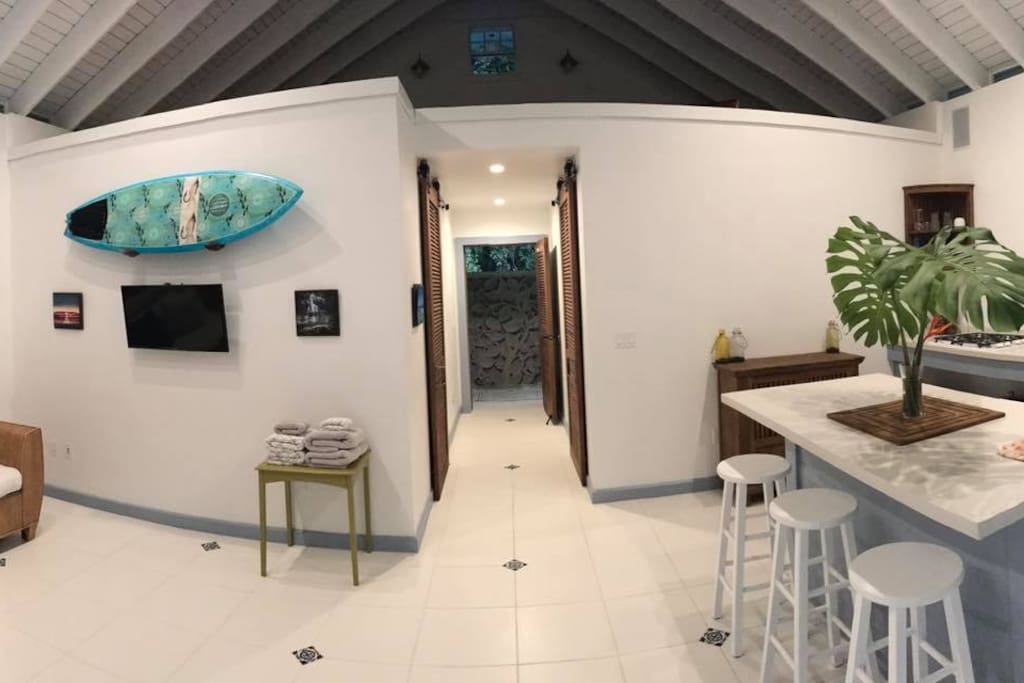 Click to open panoramic shot of the great room with 18ft ceilings.