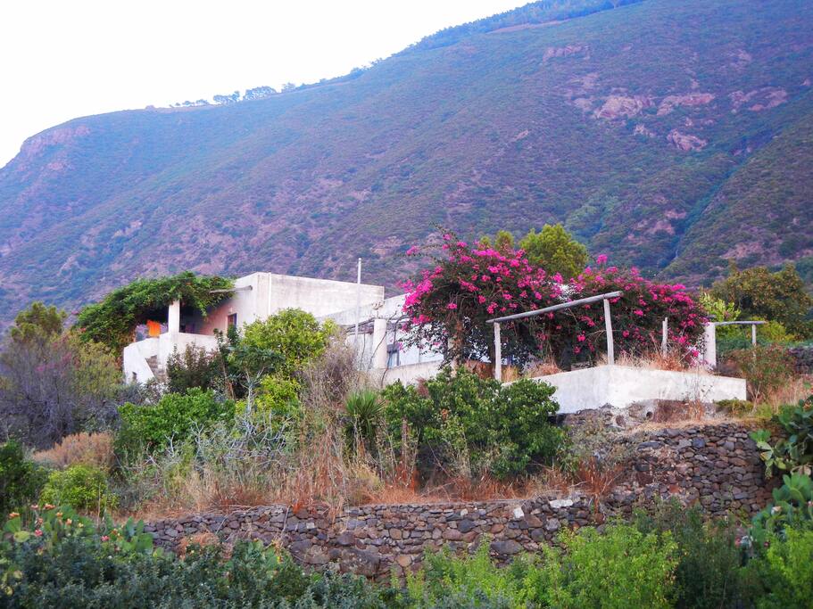 Casa di Tonino - esterno. E' la parte sinistra della casa, su due piani.