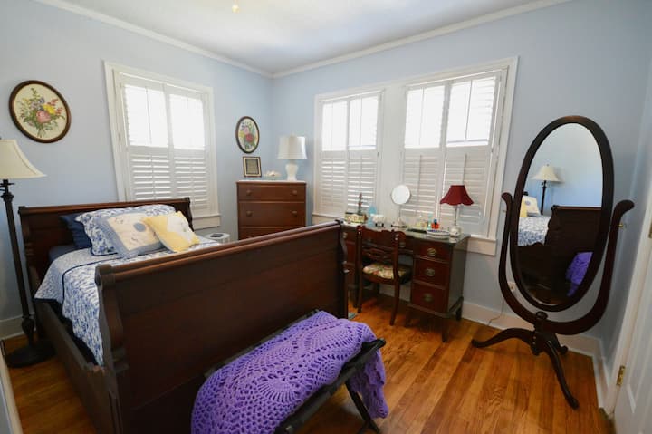 غرفة نوم على الطراز الجنوبي مع سرير ماركيز مزدوج.  