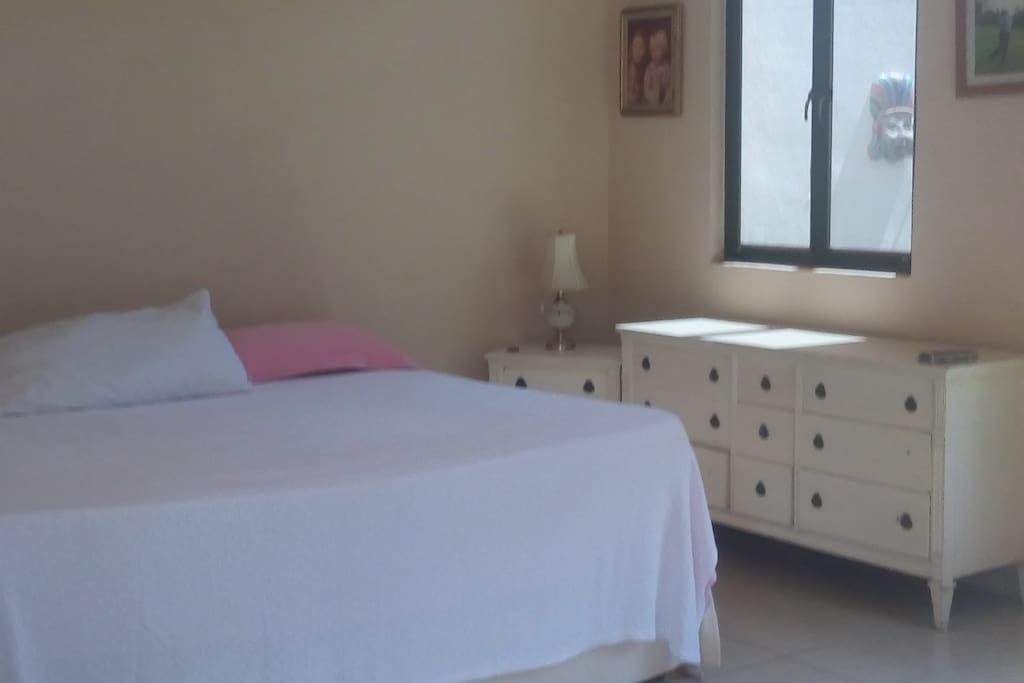 Guest room with queen size bed