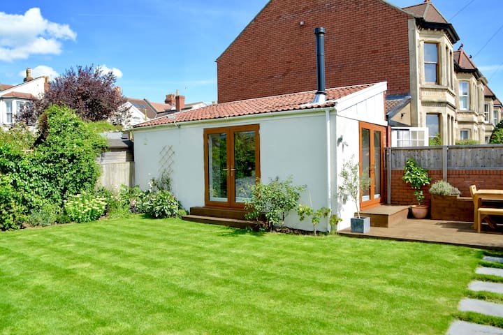 Cosy, self-contained, garden room, private access