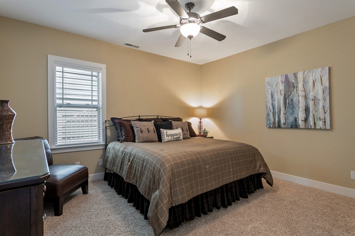 חדר שינה במפלס התחתון עם מיטת קינג