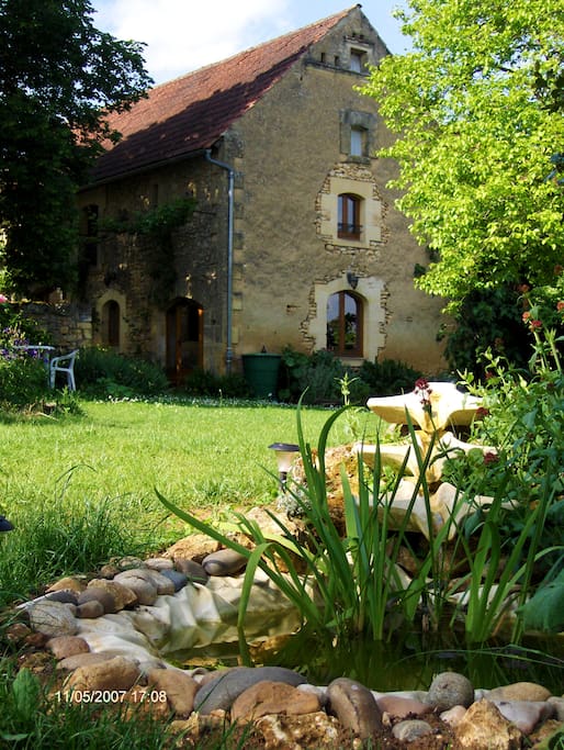 Vue extérieure de votre logement indépendant, donnant sur votre terrasse et le jardin