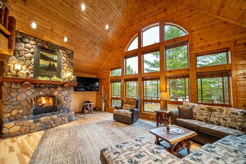 Spacious Lakefront Lodge, Kayaks/Canoes Included!