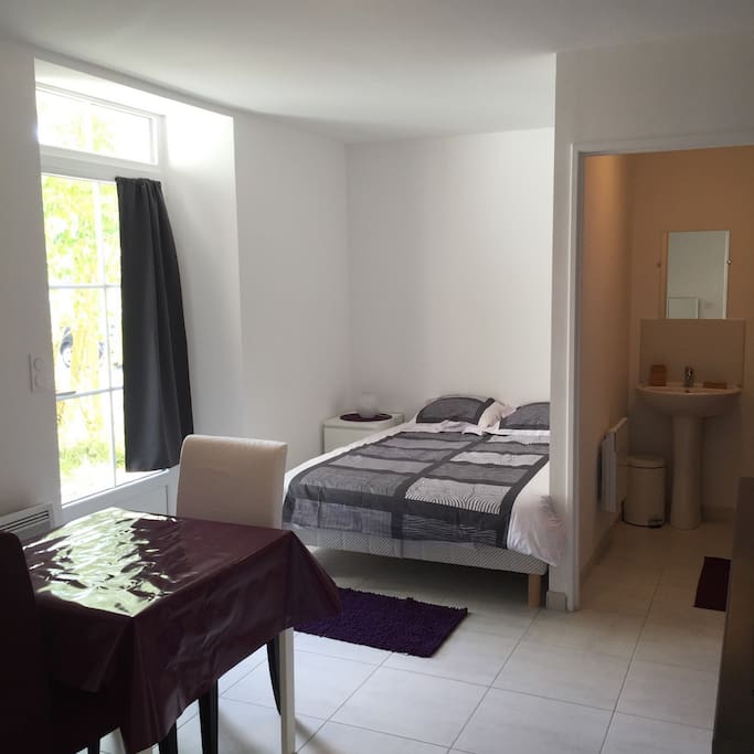 Studio de 23m² avec lit Bultex 140x200. Il se situe coté jardin afin de garantir votre tranquilité