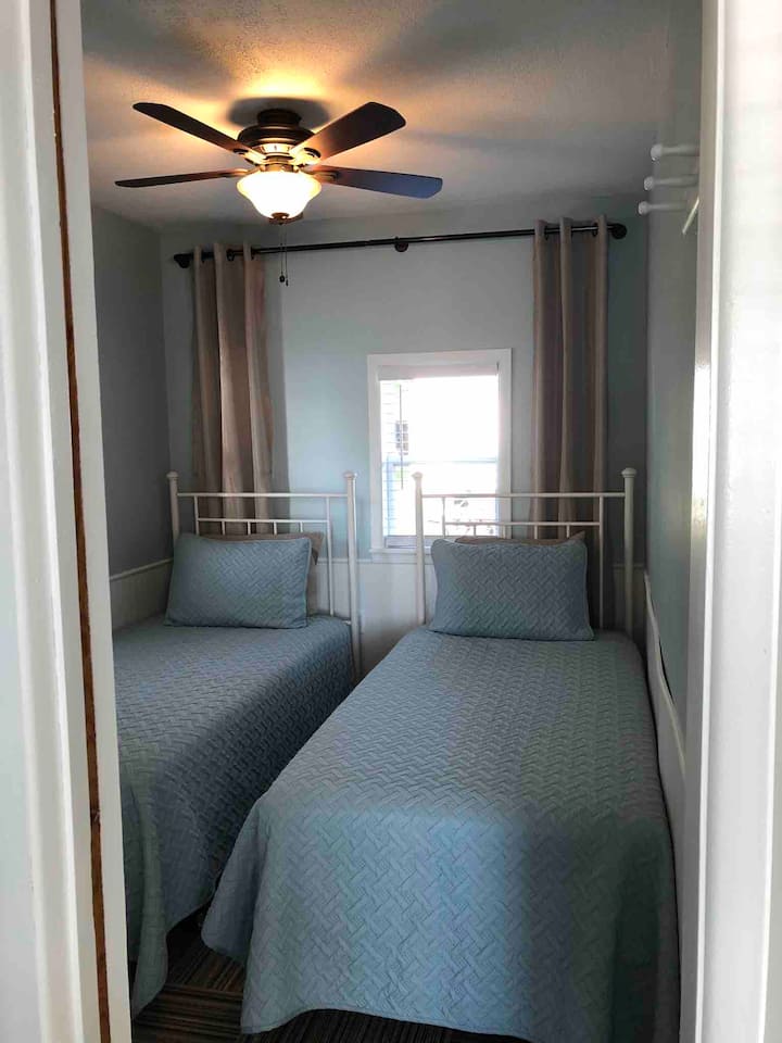 Ხის სახლი 3 მეორე საძინებელი 2 ორადგილიანი საწოლით. Ორსაძინებლიან ხის სახლებს აქვს სრული საწოლი პირველ საძინებელში, ხოლო მეორე საძინებელში - 2 ტყუპი საწოლი. Ორსაძინებლიან ხის სახლებში 4 ადამიანი იძინებს. 