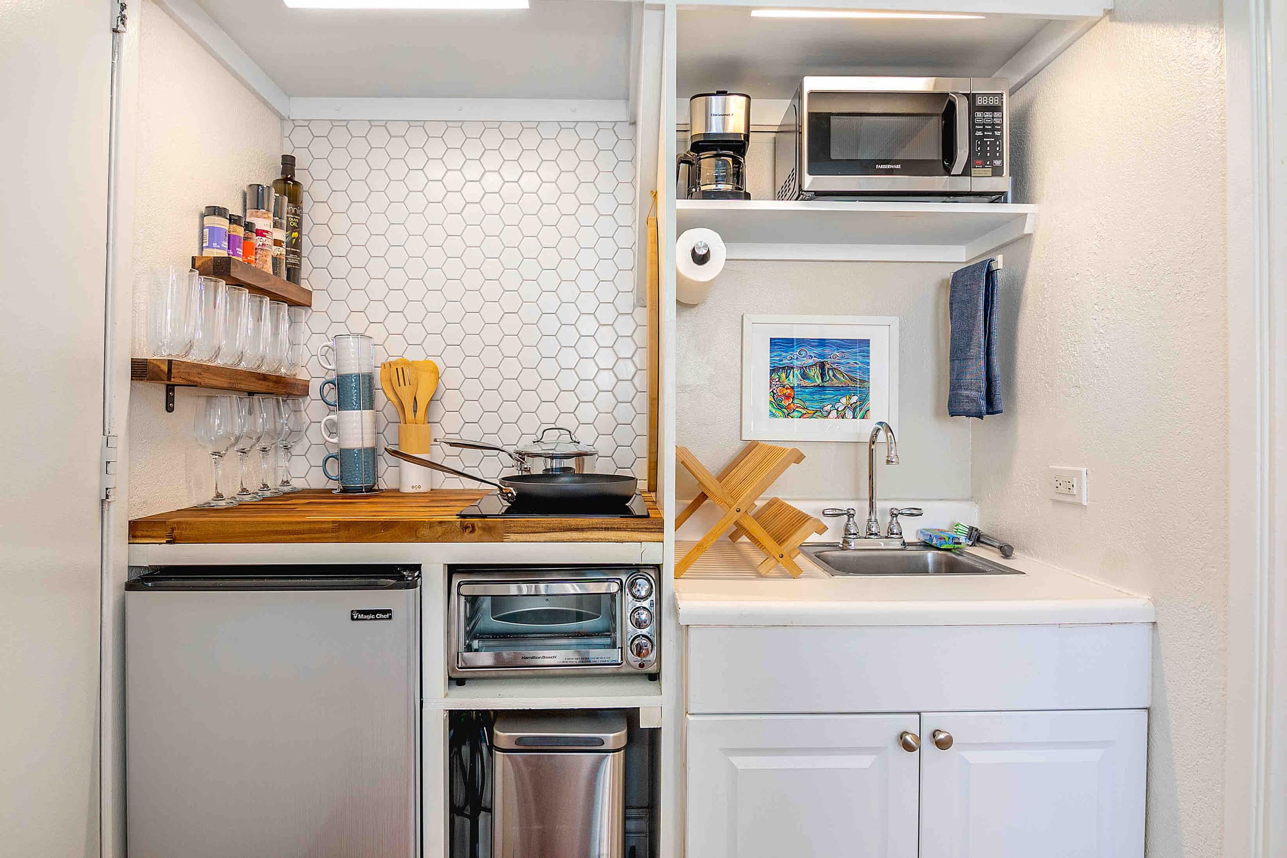 Condo in Honolulu · ★4.72 · Studio · 2 beds · 1 private bath - Image 12
