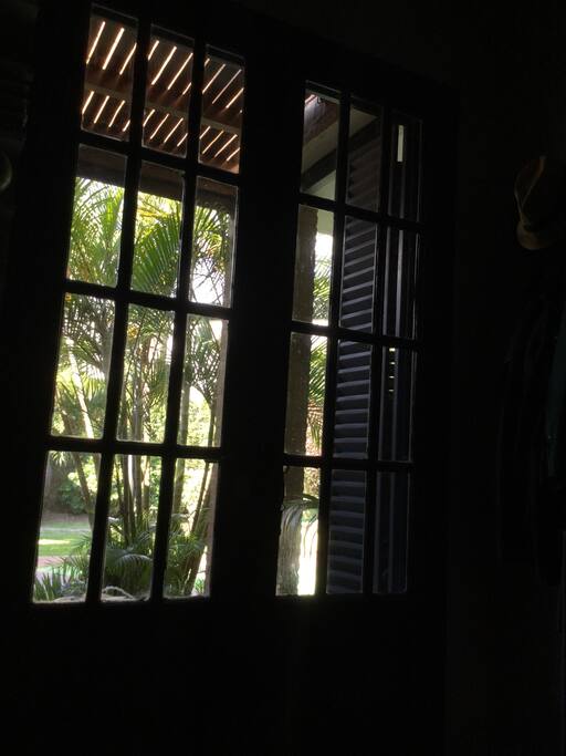 Ventana con vista al jardín