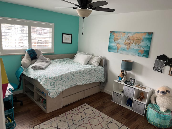 חדר שינה שני למעלה עם מיטת קדרות מלאה. אידיאלי לנערה מתבגרת או לילד קטן.