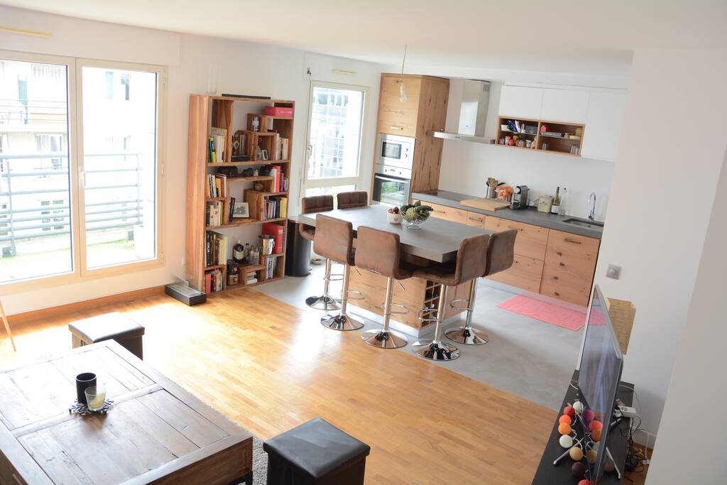 Séjour et cuisine ouverte, accès balcon (exposition sud)