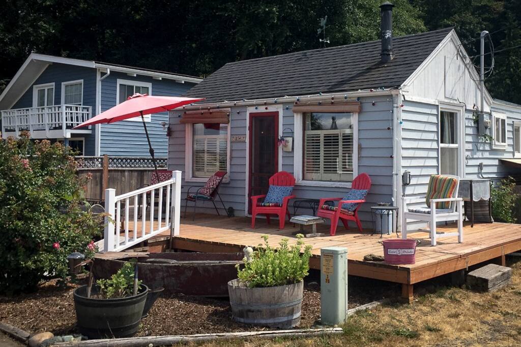 Great deck with sun exposure during the day. Find shade under the umbrella or in the backyard under the apples trees!
