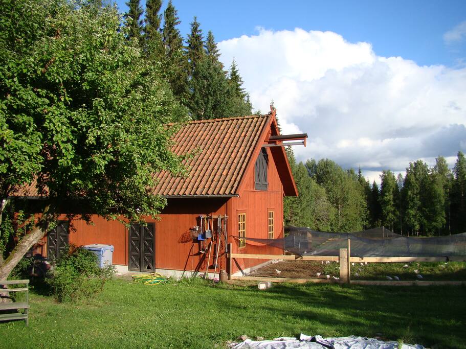 Fortsättningen på lagården. I år har vi ingen kycklinguppfödning.