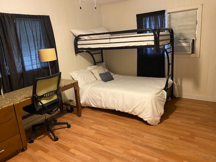 Chambre n °3, lit queen size du bas, lits jumeaux supérieurs