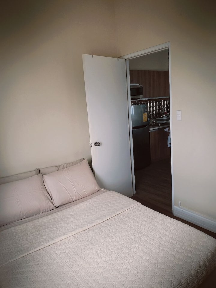 Master Bedroom ni hatua chache tu kutoka kwenye "Commons Area".