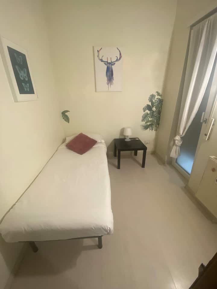 Dormitorio con cómoda cama individual, diseñado para garantizar que los huéspedes tengan una estadía tranquila y relajante.