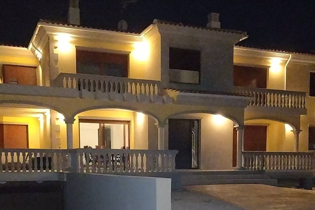 Gran casa nueva.
Большой красивый новый дом.
