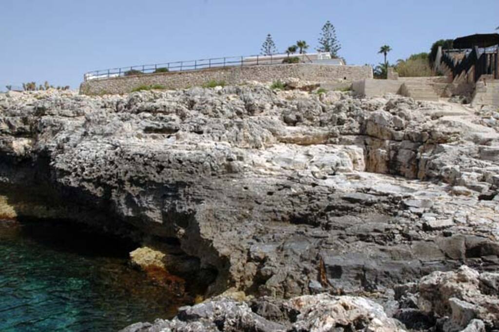 Accesso diretto (alcuni scalini) al mare
