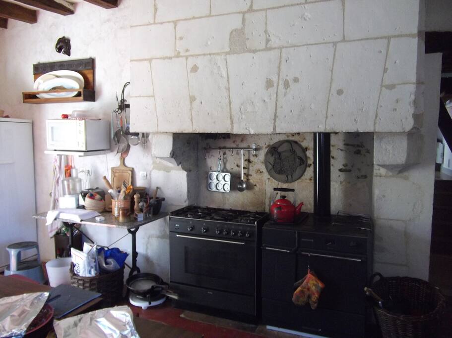 Cuisine à l'ancienne toute équipée (système à gaz). Très spacieuse.