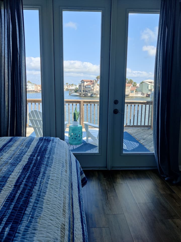 مدخل لغرفة النوم الرئيسية إلى الفناء الخارجي