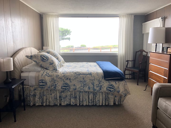 Ოკეანის ხედი პირდაპირ თქვენი პლუშის საწოლიდან! ***გაითვალისწინეთ, რომ არცერთ საძინებელში არ არის ტელევიზორი, მაგრამ სახლში არის Wi ‑ Fi. 