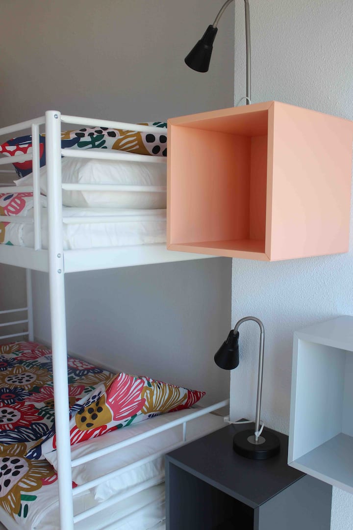 מיטות קומותיים ומיטה נוספת בתחתית. עבור המיטה העליונה משקל מקסימלי 70 ק"ג.