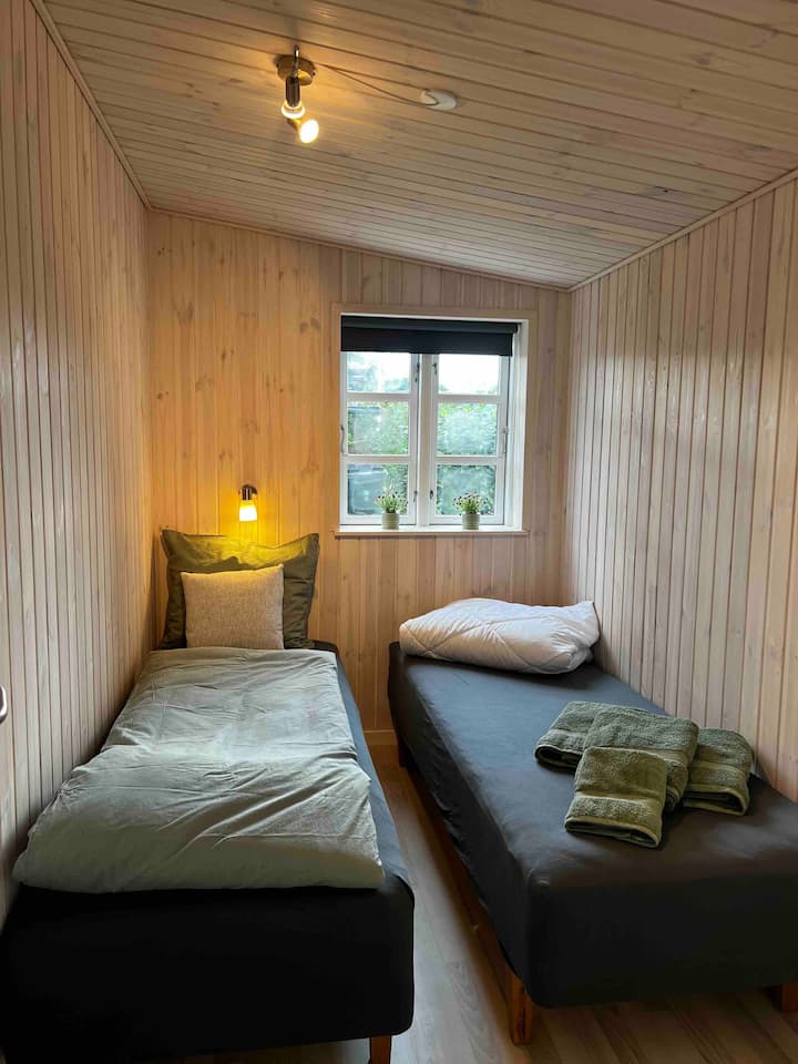 Друга уютна спалня с 2 удобни единични легла, която може да се комбинира в двойно легло, ако желаете. 
Гардероб за дрехите ви. 