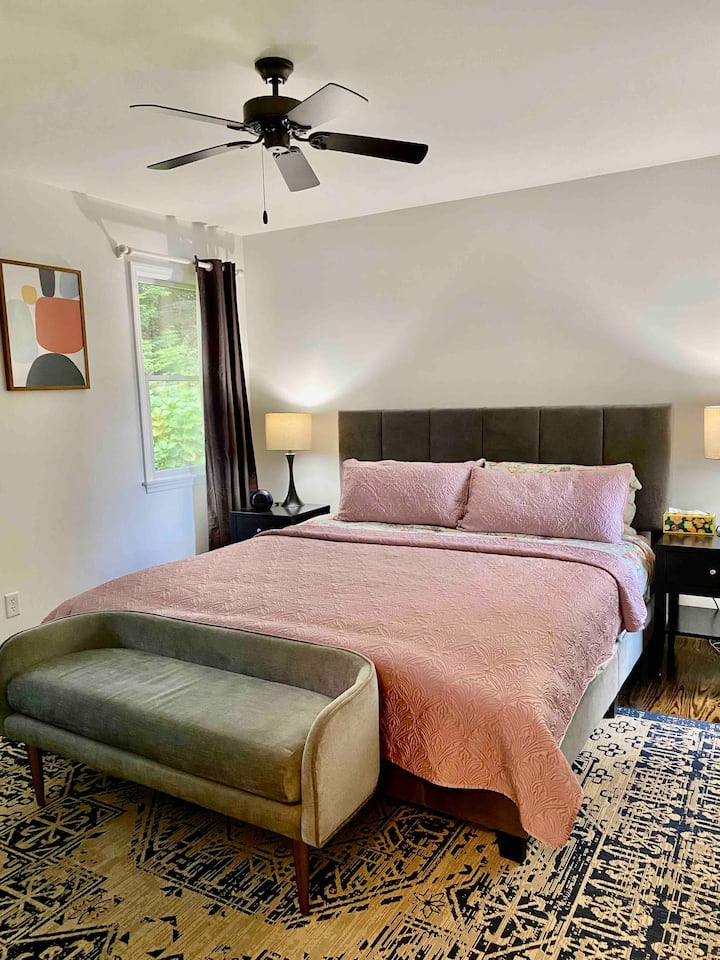 1 piso. Disfruta de una noche de sueño reparador en el dormitorio principal n .º 1, con una cómoda cama tamaño king. Se proporcionan mantas adicionales para mayor comodidad, lo que garantiza tu comodidad durante tu estancia.