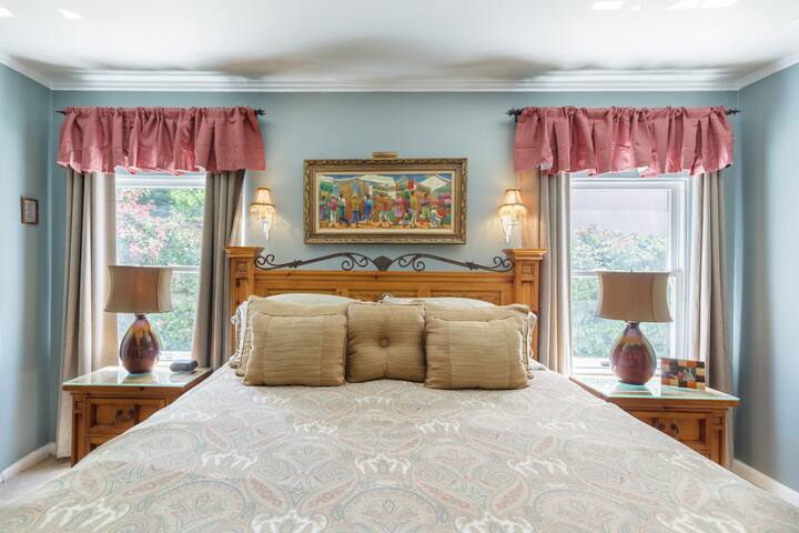 Spanish Manor with Pool and Amazing Location