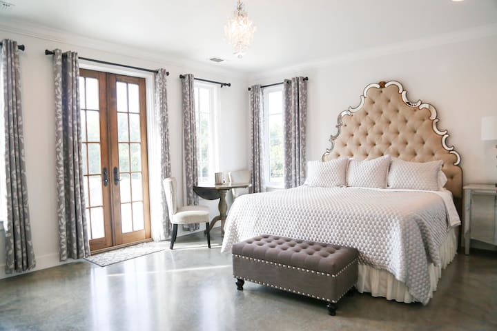 Emigrant's Inn - No. 1 - Washington Street Suite