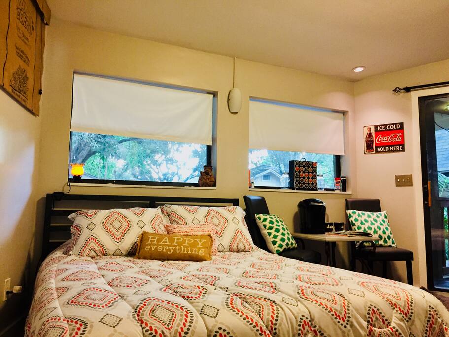 This queen bed includes views out into the peaceful and quiet backyard (all yours during your stay). You'll find several 100+ year old trees that tout the beauty of old Florida!