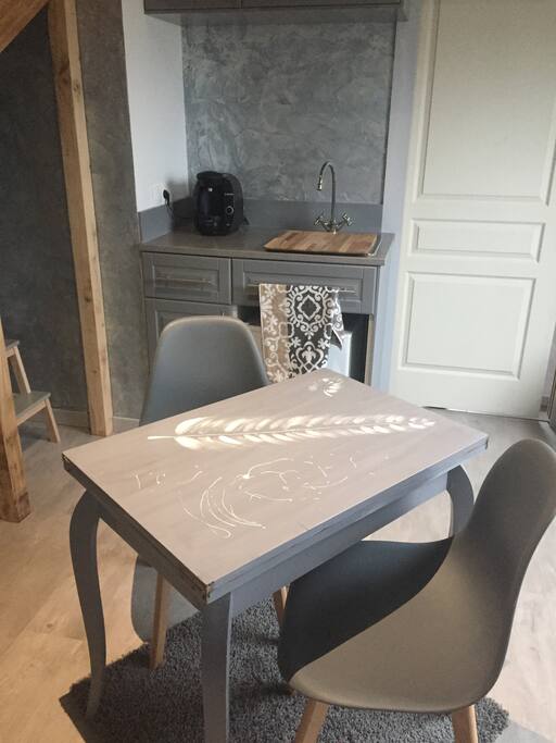 Pièce centrale, elle déssert les chambre et la salle de bain. Équipée d'une kitchenette.