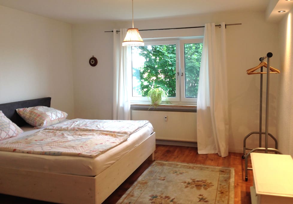 1. Schlafzimmer mit 2 x 2 Meter Bett
