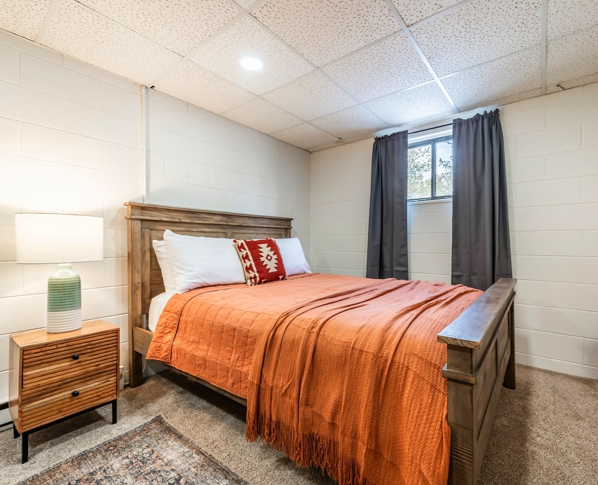 Spálňa veľkosti Queen v 4. spálni sa nachádza v suteréne.