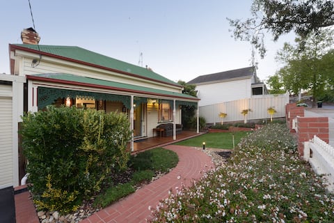 ROWAN HOUSE centre of town with views & EV Charger
