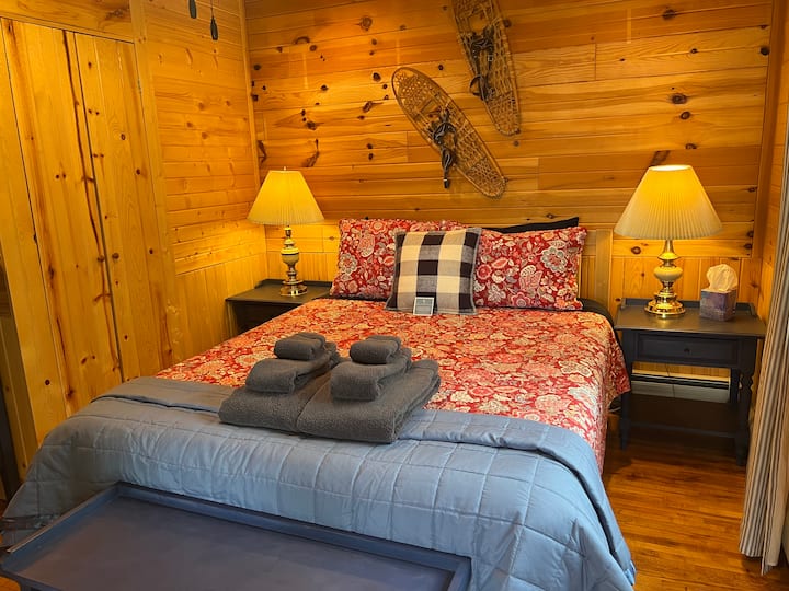 Dhoma e gjumit #1- një krevat dopio "Queen" me dyer oborri me pamje nga oborri i gjerë dhe liqeni!