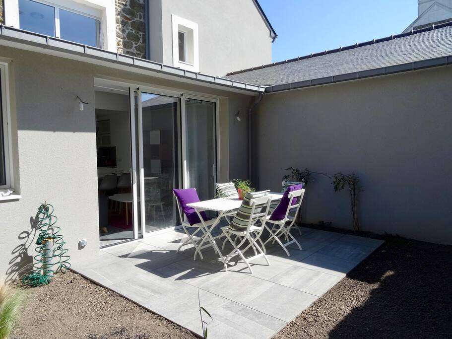 terrasse exposée sud ouest / murs clos.