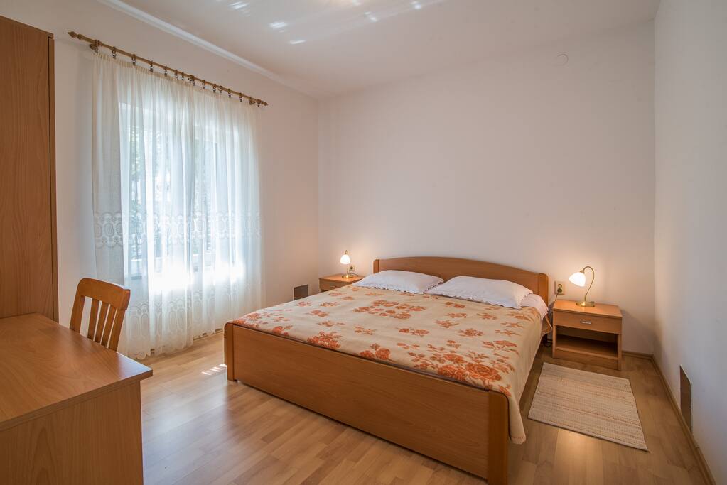 Double bed in bedroom No 1