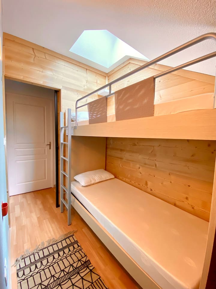 أصغر غرف النوم الثلاث مع Velux والأسرّة بطابقين. 